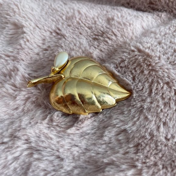 Vintage Perfume Glace - 1969 Golden Leaf Brooch - Picture 8 of 9